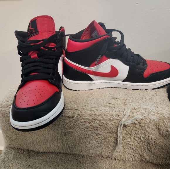 Jordan 1 Mid White Black Red Size 8 - Picture 2 of 5